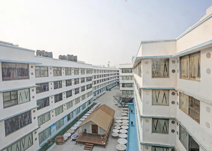 Townhouse Royal Palms Hotel